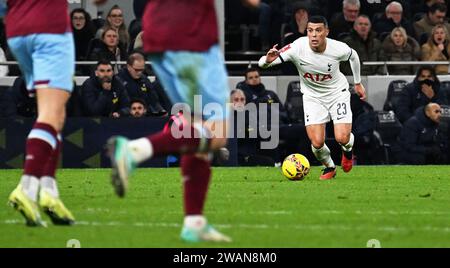 Londres, Royaume-Uni. 05 janvier 2024. Pedro Porro de Tottenham Hotspur (à droite) aligne son tir avant de marquer le 1e but de son équipe. Emirates FA Cup, 3e tour, Tottenham Hotspur contre Burnley au Tottenham Hotspur Stadium à Londres le vendredi 5 janvier 2024. Cette image ne peut être utilisée qu'à des fins éditoriales. Usage éditorial seulement photo de Sandra Mailer/Andrew Orchard photographie sportive/Alamy Live News crédit : Andrew Orchard photographie sportive/Alamy Live News Banque D'Images