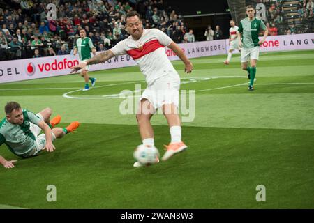 05.01.2024, EWE Arena, Oldenburg, GER, Cup der öffentlichen Oldenburg, DFL règlementations interdisent toute utilisation de photographies comme séquences d'images et/ou quasi-vidéo, im Bild Julian SCHIEBER ( VFB Stuttgart #39 ) Viktor PEKRUL ( Werder Legenden #2 ) Foto © nordphoto GmbH/Rojahn Banque D'Images