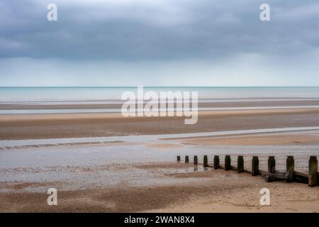 Groynes sur Camber Sands un jour d'automne, vue sur la plage et la Manche, East Sussex, Angleterre Banque D'Images