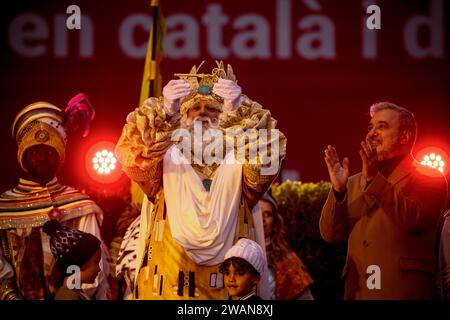 Barcelone, Espagne. 5 janvier 2024. Le roi Melchior, l'un des trois rois sages, présente la clé de la ville, applaudie par le maire de Barcelone, JAUME COLLBONI, alors que les rois magi arrivent dans le port de Barcelone. Crédit : Matthias Oesterle/Alamy Live News Banque D'Images