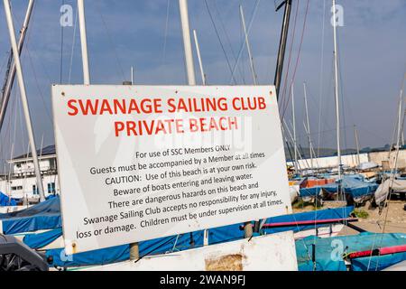 Swanage Dorset Angleterre, club de voile avec des bateaux catamarans stockés au club, Angleterre, Royaume-Uni, 2023 Banque D'Images