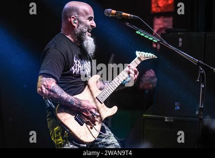 Scott Ian (guitare) jouant en direct avec M. Bungle Banque D'Images