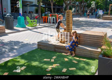 Santa Monica 3rd Street Promenade, 2019, montrant les gens qui apprécient les nombreuses améliorations de Promenade 3,0 conçues par RIOS Architects. Banque D'Images