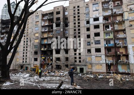 Kiev, Ukraine. 05 janvier 2024. Un bâtiment résidentiel endommagé par une attaque de missiles russes est vu à Kiev. Au moins 27 personnes ont été hospitalisées et une femme âgée blessée est morte dans une ambulance après un incendie dans un bâtiment de plusieurs étages à la suite d'une attaque à la roquette à Kiev le 2 janvier 2024. Crédit : SOPA Images Limited/Alamy Live News Banque D'Images