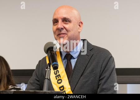 Patrick Charpenel, directeur du musée, prend la parole lors de la 47e célébration annuelle du petit déjeuner des trois rois au El Museo del Barrio à New York, le 5 janvier 2024 Banque D'Images