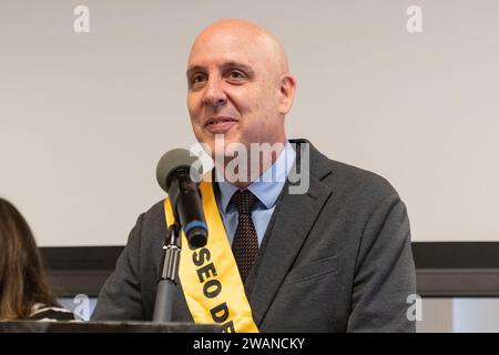 New York, États-Unis. 05 janvier 2024. Patrick Charpenel, directeur du musée, prend la parole lors de la 47e célébration annuelle du petit déjeuner des trois rois au El Museo del Barrio à New York, le 5 janvier 2024. (Photo de Lev Radin/Sipa USA) crédit : SIPA USA/Alamy Live News Banque D'Images