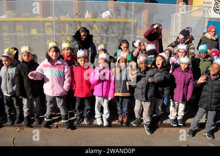 New York, États-Unis. 05 janvier 2024. Un groupe d'étudiants, certains portant des couronnes de papier, se rassemblent sur le trottoir pendant le défilé annuel de la Journée des trois rois. Les fêtards se sont réunis pour commémorer le 47e défilé annuel du jour des trois rois El Museo del Barrio dans le quartier d'East Harlem à New York. Le défilé célèbre le jour où les «trois sages» ont apporté des cadeaux à Jésus après sa naissance. (Photo de Jimin Kim/SOPA Images/Sipa USA) crédit : SIPA USA/Alamy Live News Banque D'Images