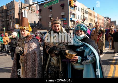 New York, États-Unis. 05 janvier 2024. Trois participants à la parade habillés comme les trois sages de la Bible, chacun marchant le long du parcours de la parade pendant la parade annuelle de la Journée des trois rois. Les fêtards se sont réunis pour commémorer le 47e défilé annuel du jour des trois rois El Museo del Barrio dans le quartier d'East Harlem à New York. Le défilé célèbre le jour où les «trois sages» ont apporté des cadeaux à Jésus après sa naissance. (Photo de Jimin Kim/SOPA Images/Sipa USA) crédit : SIPA USA/Alamy Live News Banque D'Images