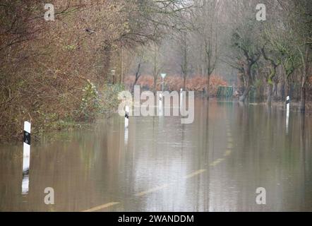 Hanovre. 5 janvier 2024. Cette photo prise le 5 janvier 2024 montre une route inondée à Hemmingen, Basse-Saxe, Allemagne. L’Allemagne est aux prises avec des inondations généralisées causées par de fortes pluies et des rivières gonflantes, la lutte contre les catastrophes atteignant ses limites dans certaines régions en raison du manque de sacs de sable et de digues débordantes. Crédit : Henning Scheffen/Xinhua/Alamy Live News Banque D'Images