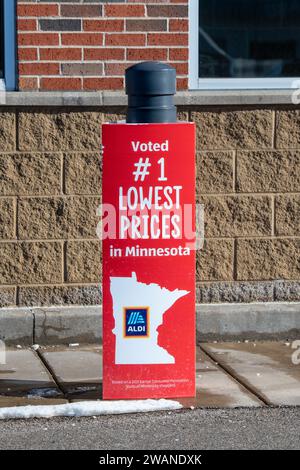 Forest Lake, Minnesota. Magasin Aldi. Numéro 1 affiche de prix le plus bas à l'avant du magasin. Aldi est la marque commune de deux multinationales allemandes fa Banque D'Images