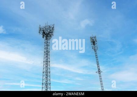 La tour de signal d'Internet ou la tour de signal de téléphone portable est isolée sur la texture de fond de ciel bleu. Communication globale et connexion réseau Internet co Banque D'Images