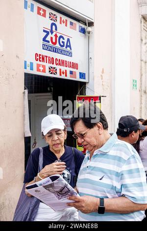 Merida Mexique, centro historico quartier historique central, échange d'argent, lecture guide d'information des visiteurs, homme hommes hommes, femme femme femme femme femme femme, adultes Banque D'Images