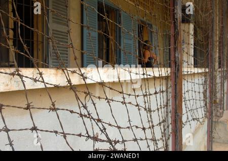 Balcon à l'extérieur des cellules de prison. Musée du génocide de Tuol Sleng (prison de sécurité S-21) logé dans un ancien lycée, Phnom Penh, Cambodge, Asie. Banque D'Images