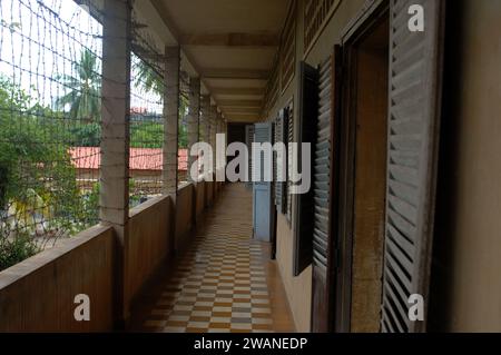 Balcon à l'extérieur des cellules de prison. Musée du génocide de Tuol Sleng (prison de sécurité S-21) logé dans un ancien lycée, Phnom Penh, Cambodge, Asie. Banque D'Images