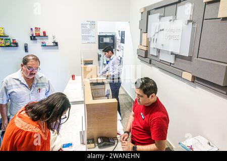 Merida Mexique, centro historico quartier historique central, Holiday Inn Express IGH, clients à l'arrivée, hall, homme homme homme, femme femme femme femme femme, adultes Banque D'Images