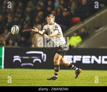 5 janvier 2024 ; Salford Community Stadium, Salford, Lancashire, Angleterre; Gallagher Premiership Rugby, sale Sharks contre Bristol Bears ; AJ MacGinty des Bristol Bears passe le ballon Banque D'Images