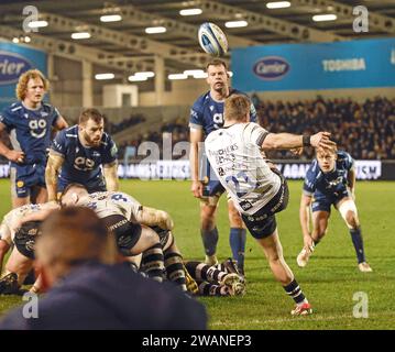 5 janvier 2024 ; Salford Community Stadium, Salford, Lancashire, Angleterre; Gallagher Premiership Rugby, sale Sharks versus Bristol Bears ; Kieran Marmion de Bristol Bears donne un coup de fouet Banque D'Images