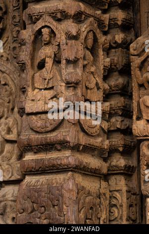 Détails de sculpture sur bois dans l'un des temples de Patan Durbar Square, Patan, Népal Banque D'Images