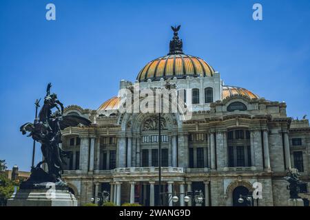 Le Palacio de Bellas Artes (Palais des Beaux-Arts) est un important centre culturel de Mexico. Il accueille des événements d'arts de la scène, des événements littéraires et Banque D'Images
