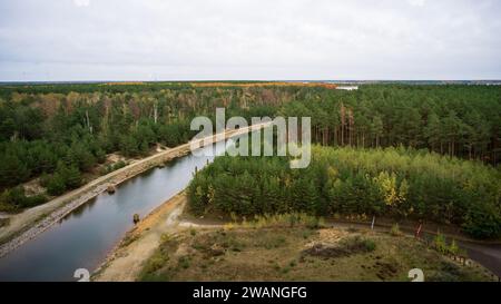 Vue plongeante sur Sedlitzer See et Sornoer Canal. Les environs de Senftenberg. Allemagne. État fédéral de Brandebourg. Banque D'Images