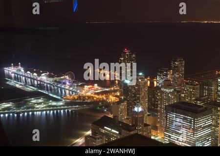 CHICAGO, il - CIRCA MARS, 2016 : Navy Pier vu du John Hancock Center à Chicago. Chicago est une grande ville des États-Unis d'Amérique. Banque D'Images