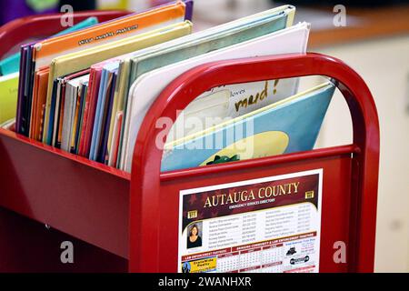 Prattville, Alabama, États-Unis-déc 11, 2023 : gros plan d'un chariot rouge rempli de livres d'images dans la bibliothèque pour enfants du Li public d'Autauga-Prattville Banque D'Images