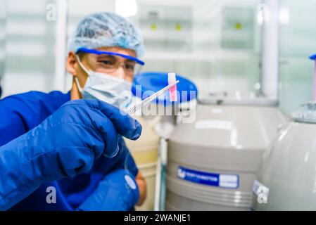 Médecin dans l'exploitation oeuf congelé dans le stockage de laboratoire de la fécondation in vitro. Banque D'Images