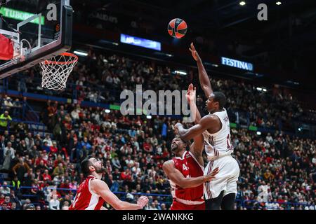 Milan, Italie. 05 janvier 2024. Serge Ibaka #14 du FC Bayern Munich (R) vu en action lors du match de la saison régulière 19 de Turkish Airlines Euroleague 2023/24 entre EA7 Emporio Armani Milan et le FC Bayern Munich au Mediolanum Forum. NOTE FINALE : EA7 Milan 76 | 62 Bayern M. crédit : SOPA Images Limited/Alamy Live News Banque D'Images