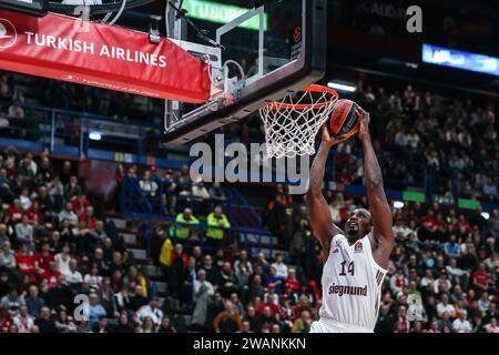 Milan, Italie. 05 janvier 2024. Serge Ibaka #14 du FC Bayern Munich dunks lors du match de la saison régulière 19 de Turkish Airlines Euroleague 2023/24 entre EA7 Emporio Armani Milan et FC Bayern Munich au Mediolanum Forum. NOTE FINALE : EA7 Milan 76 | 62 Bayern M. crédit : SOPA Images Limited/Alamy Live News Banque D'Images
