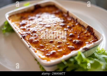 Lasagnes servies dans un bol, avec des légumes sur l'assiette Banque D'Images