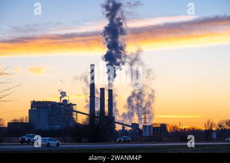 OG+E Muskogee Power Plant, une centrale au gaz naturel et au charbon à fort Gibson, Oklahoma, au crépuscule. (ÉTATS-UNIS) Banque D'Images