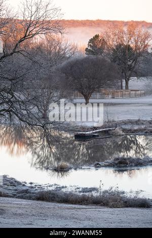 Le gel matinal recouvre le sol tandis que la vapeur s'élève de l'invisible Grand (Neosho) River un matin d'hiver à fort Gibson, Oklahoma. (ÉTATS-UNIS) Banque D'Images