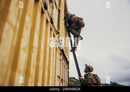 Grèce. 16 décembre 2023. Les Marines américains avec l'équipe de débarquement du bataillon 1/6, 26e unité expéditionnaire des Marines (MEU) (capable d'opérations spéciales) (MEU(SOC)), grimpent une échelle dans un bâtiment pendant les opérations militaires sur terrain urbanisé entraînement à l'activité de soutien naval Souda Bay, sur l'île de Crète, Grèce, décembre. 16, 2023. Les Marines et les marins américains de la 26e unité expéditionnaire des Marines (Special Operations capable), embarqués sur les navires du Bataan Amphibious Ready Group, sont en déploiement programmé avec des éléments déployés dans les zones d'opération de la 5e flotte américaine et de la 6e flotte américaine Banque D'Images