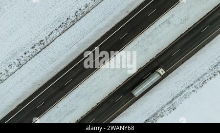 Photographie de drone d'autoroute rurale vue de dessus en dessous pendant la journée nuageuse d'hiver Banque D'Images