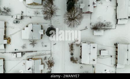 Photographie de drone de petit village rural pendant la journée nuageuse d'hiver Banque D'Images