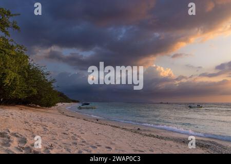 Coucher de soleil sur la plage, Gili Meno, Indonésie Banque D'Images