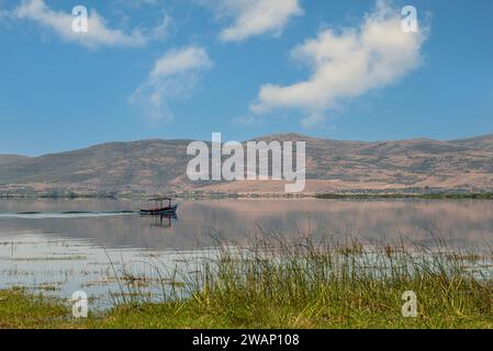 Bateaux d'excursion décorés dans le lac Isikli à Civril, Denizli Banque D'Images