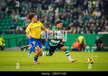 Lisbonne, Portugal. 05 janvier 2024. Marcus Edwards du Sporting CP (à droite) et Koba Koindredi d'Estoril Praia (à gauche) vus en action lors du match de Liga Portugal BetClic entre le Sporting CP et Estoril Praia à l'Estadio Jose Alvalade. (Score final : Sporting CP 5 - 1 Estoril Praia) (photo Henrique Casinhas/SOPA Images/Sipa USA) crédit : SIPA USA/Alamy Live News Banque D'Images