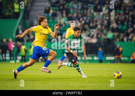 Lisbonne, Portugal. 05 janvier 2024. Marcus Edwards du Sporting CP (à droite) et Koba Koindredi d'Estoril Praia (à gauche) vus en action lors du match de Liga Portugal BetClic entre le Sporting CP et Estoril Praia à l'Estadio Jose Alvalade. (Score final : Sporting CP 5 - 1 Estoril Praia) (photo Henrique Casinhas/SOPA Images/Sipa USA) crédit : SIPA USA/Alamy Live News Banque D'Images