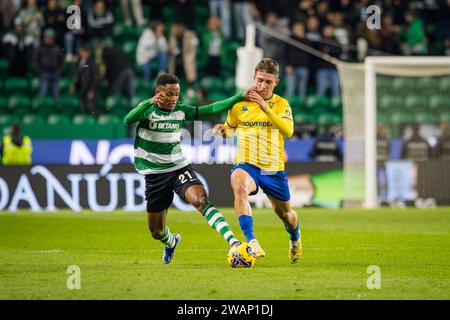 Lisbonne, Portugal. 05 janvier 2024. GenY Catamo du Sporting CP (G) et Joao marques d'Estoril Praia (D) vus en action lors du match Liga Portugal BetClic entre le Sporting CP et Estoril Praia à l'Estadio Jose Alvalade. (Score final : Sporting CP 5 - 1 Estoril Praia) (photo Henrique Casinhas/SOPA Images/Sipa USA) crédit : SIPA USA/Alamy Live News Banque D'Images