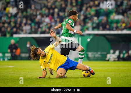 Lisbonne, Portugal. 05 janvier 2024. Marcus Edwards du Sporting CP (à droite) et Koba Koindredi d'Estoril Praia (à gauche) vus en action lors du match de Liga Portugal BetClic entre le Sporting CP et Estoril Praia à l'Estadio Jose Alvalade. (Score final : Sporting CP 5 - 1 Estoril Praia) (photo Henrique Casinhas/SOPA Images/Sipa USA) crédit : SIPA USA/Alamy Live News Banque D'Images