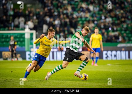 Lisbonne, Portugal. 05 janvier 2024. Viktor Gyokeres du Sporting CP (R) et Joao marques d'Estoril Praia (L) vus en action lors du match Liga Portugal BetClic entre le Sporting CP et Estoril Praia à l'Estadio Jose Alvalade. (Score final : Sporting CP 5 - 1 Estoril Praia) (photo Henrique Casinhas/SOPA Images/Sipa USA) crédit : SIPA USA/Alamy Live News Banque D'Images