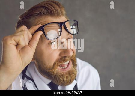 Portrait drôle en gros plan d'un médecin homme heureux faisant un clin d'œil et vous souriant Banque D'Images
