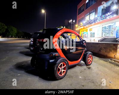 Le Caire, Egypte, octobre 12 2023 : la Renault Twizy, une microvoiture électrique à deux places conçue et commercialisée par Renault, quadricycle léger ou lourd Banque D'Images