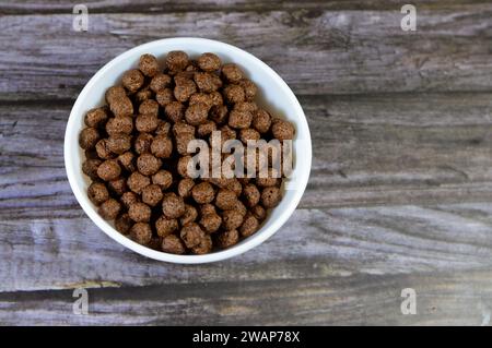 Petit déjeuner boules aromatisées au chocolat céréales, comme une collation préparée avec du lait pour les enfants et les adultes, croustillantes boules aromatisées au chocolat croquantes, sélectif f Banque D'Images