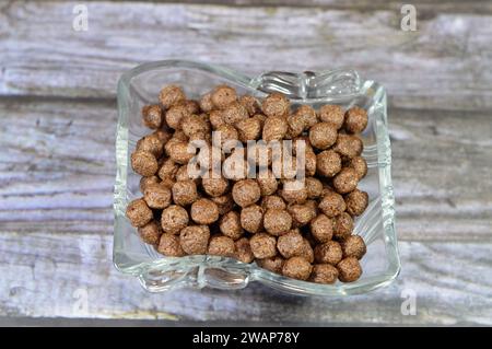 Petit déjeuner boules aromatisées au chocolat céréales, comme une collation préparée avec du lait pour les enfants et les adultes, croustillantes boules aromatisées au chocolat croquantes, sélectif f Banque D'Images