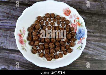 Petit déjeuner boules aromatisées au chocolat céréales, comme une collation préparée avec du lait pour les enfants et les adultes, croustillantes boules aromatisées au chocolat croquantes, sélectif f Banque D'Images