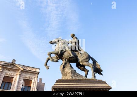 Statue de Philippe II de Macédoine au sommet d'un cheval dans la ville de Bitola en Macédoine du Nord. Prise sur une journée ensoleillée avec ciel bleu et nuage léger. Banque D'Images