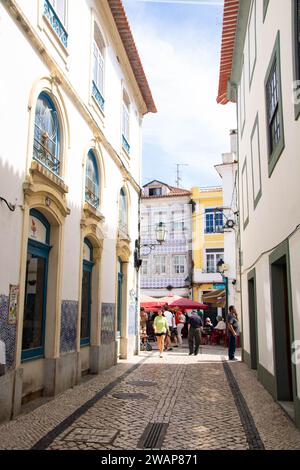 A Aveiro, Portugal, sur 30-08-2023- rue animée dans le centre historique de la ville Banque D'Images