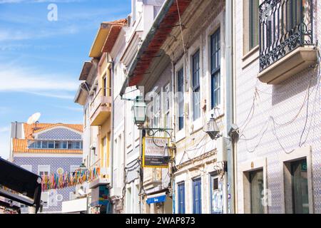 A Aveiro, Portugal, sur 30-08-2023- rue animée dans le centre historique de la ville Banque D'Images